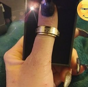 NWT Titanium steel twistable mens ring W/design